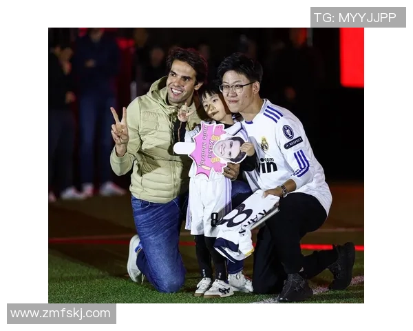 足球明星与球迷亲密合影瞬间记录梦想与激情的美好时刻