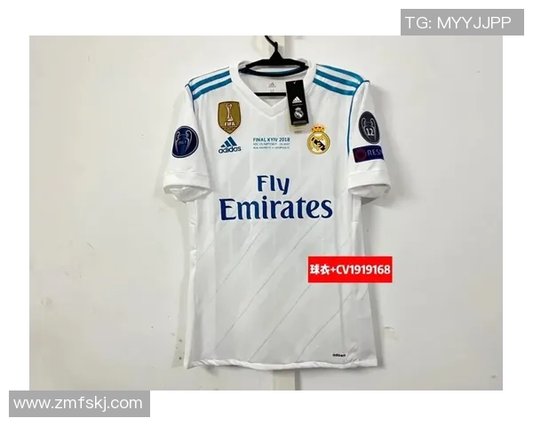 足球明星亲自送球衣给粉丝传递热爱与梦想的温暖时刻